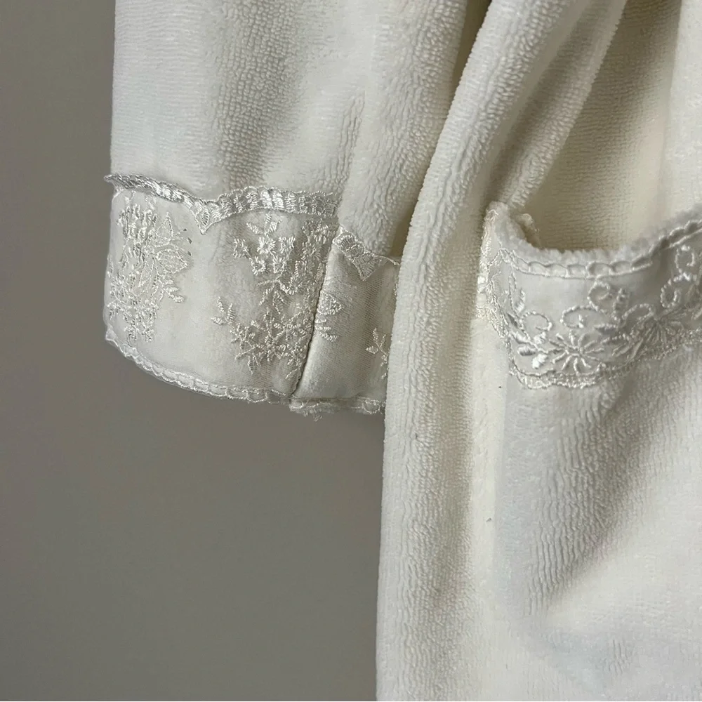 {Carpe Diem} Off White Lace Trim Robe - Picture 3 of 8